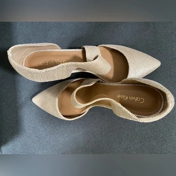 Calvin Klein Gella Pump - Picture 13 of 16